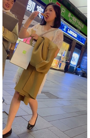 夜逛的空空美女