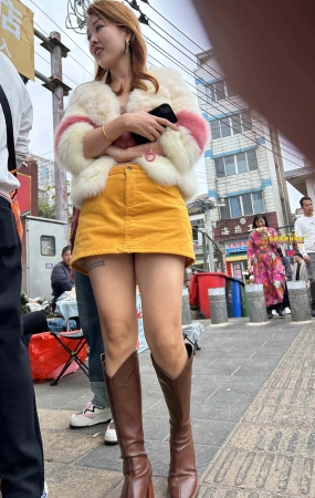 优雅大气的皮草长靴短裙美妇