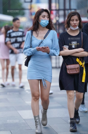 蓝裙美眉
