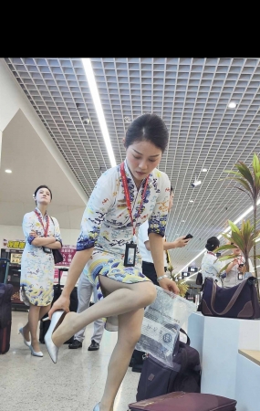 4K视频偶遇海航空姐高级灰丝高跟换鞋震撼 2P
