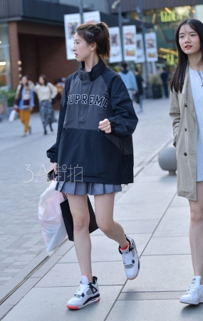 两个裸腿百褶裙小姐姐-13P