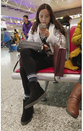 玩手机的妹子
