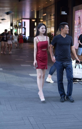 苗条的长发姐姐
