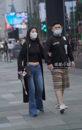 街拍漂亮的牛仔裤女友~