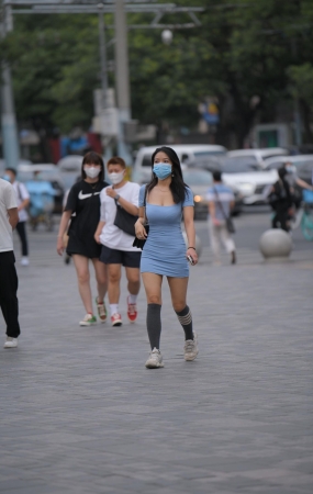 连体紧身包臀裙美女