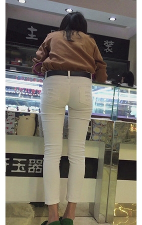 柜台前的白裤美女