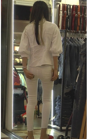 试衣的白裤美女