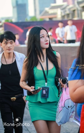 五官精致的紧身包臀裸背姐姐
