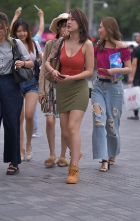 吊带包臀裙美女