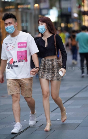 包臀短裙美女笑得眼睛都咪了