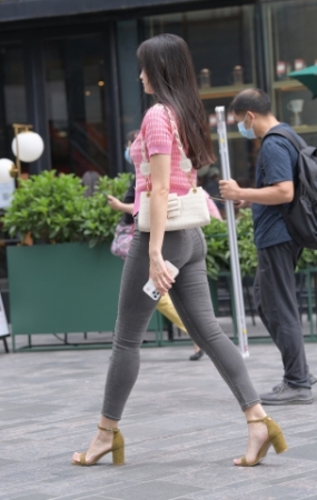 灰色牛仔裤美女