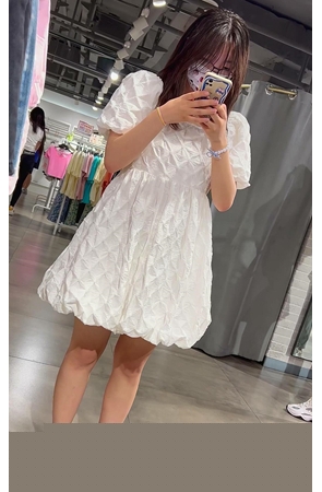 白色连衣裙妹子