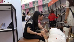 4k超清，鞋柜拍摄试鞋的气质漂亮美女