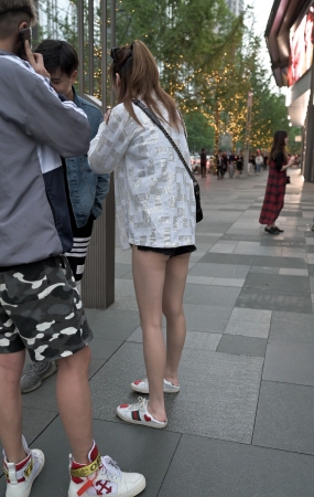 黑色短裤美腿小姐姐