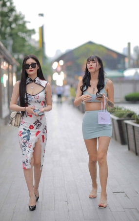 两位性感的美女姐妹