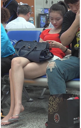 漂亮的红衣美足女孩