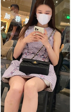 玩手机的美腿小姐姐