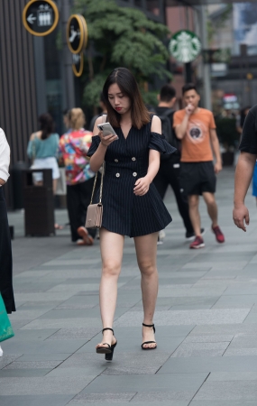 逛街黑裙气质美女