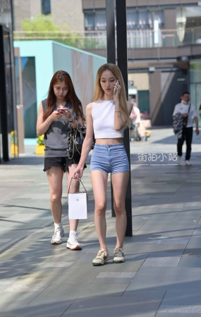 打电话的女孩