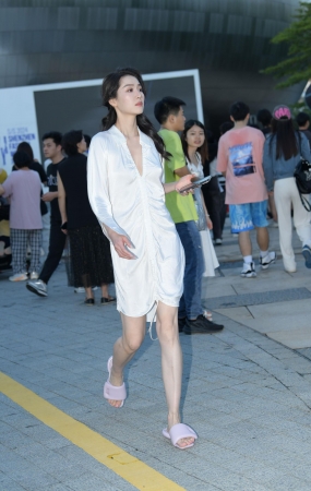 23917-27=53√这样的媳妇回家了，你还在等什么