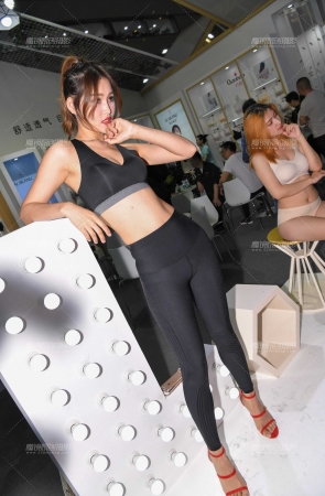 美女裸背性感-9P
