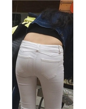 超紧绷微露小肚腩妹妹跟闺蜜 [2.73 GB]