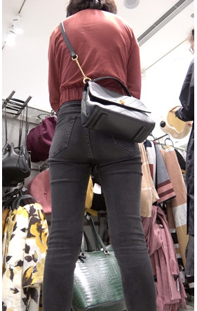 漂亮的短发黑牛仔美女