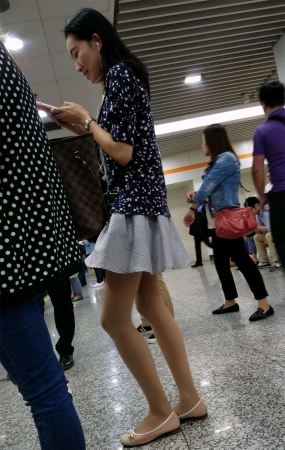 地铁站等车的肉色丝袜高挑身材连衣短裙美女