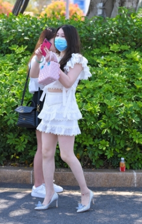 白短裙高跟鞋美女