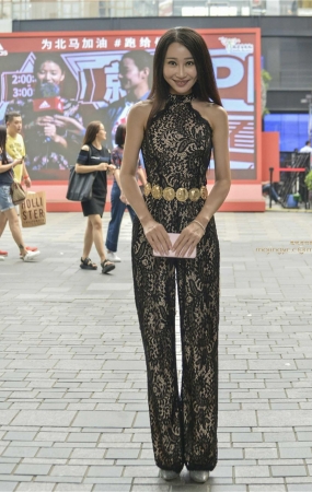 蕾丝香肩性感美女