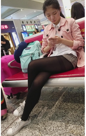 粉衣黑丝小姐姐