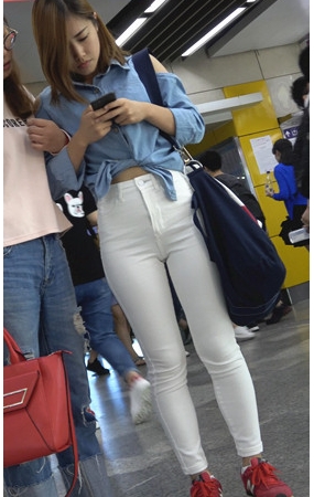 漂亮的白裤紧身美女