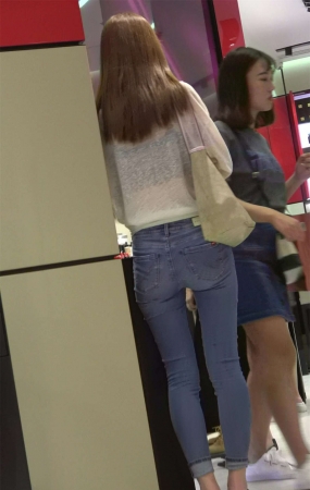 邻家女孩般亲切的街拍紧身蓝牛美女