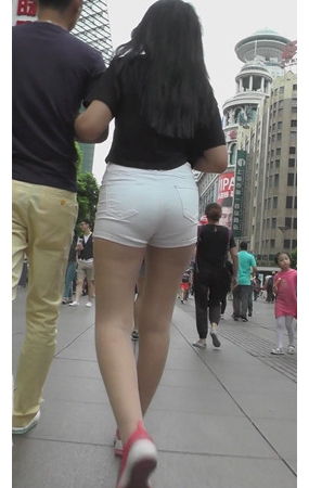 丰满白色紧身短裤美女