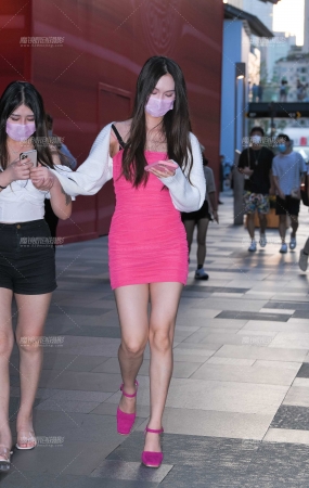 红色包臀裙美女