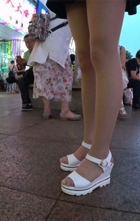 街拍白色高跟肉色丝袜黑色超短裙性感美腿美眉