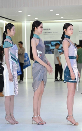 241116-5=76√一波美腿车模 14P
