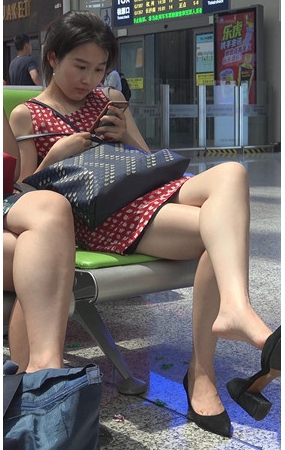红裙美腿美女