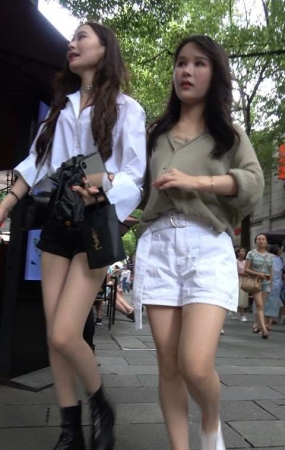 4K 街拍美女姐妹一起逛街