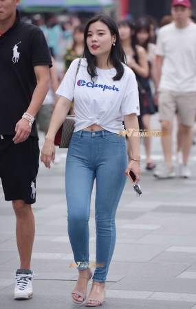 紧牛美女
