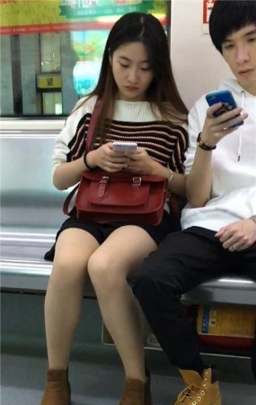 地铁上的甜美小清新美女姐姐