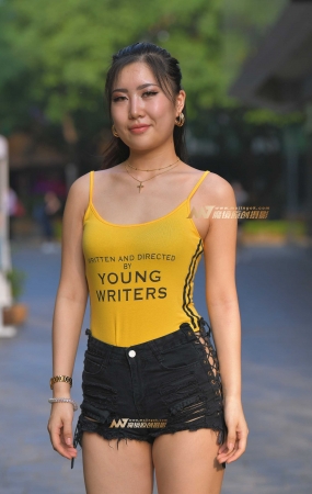 个性热裤女摄影师