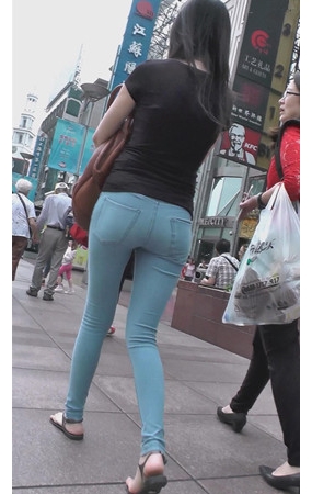黑衣牛仔裤小妹子