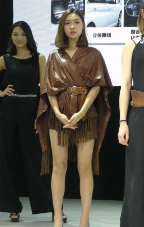 精致五官甜美漂亮美女车模