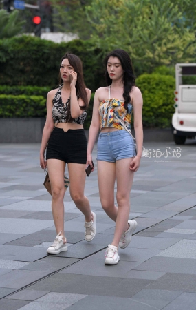 街拍热牛长腿小姐姐