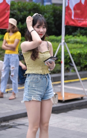 夏日热裤大白腿美眉
