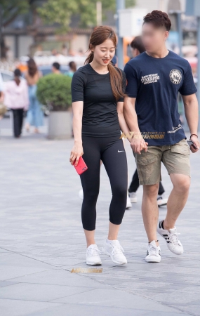 黑色紧身弹力裤展示美好身材