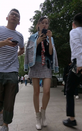 苗条高挑眼镜妹