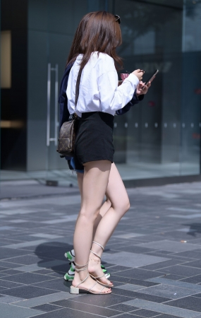 白皙长腿美女