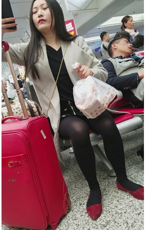 黑色丝袜红鞋美女
